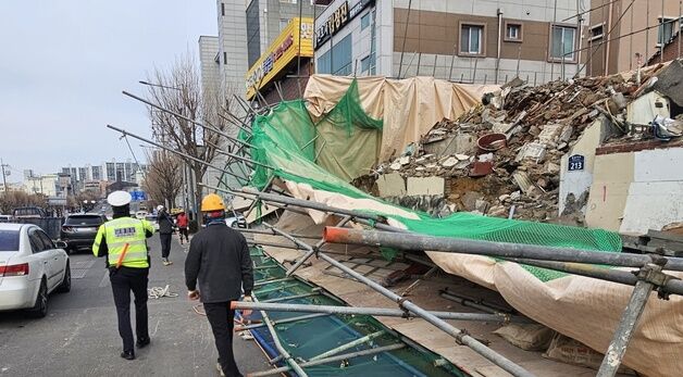 인도 덮친 철거건물 현장 구조물