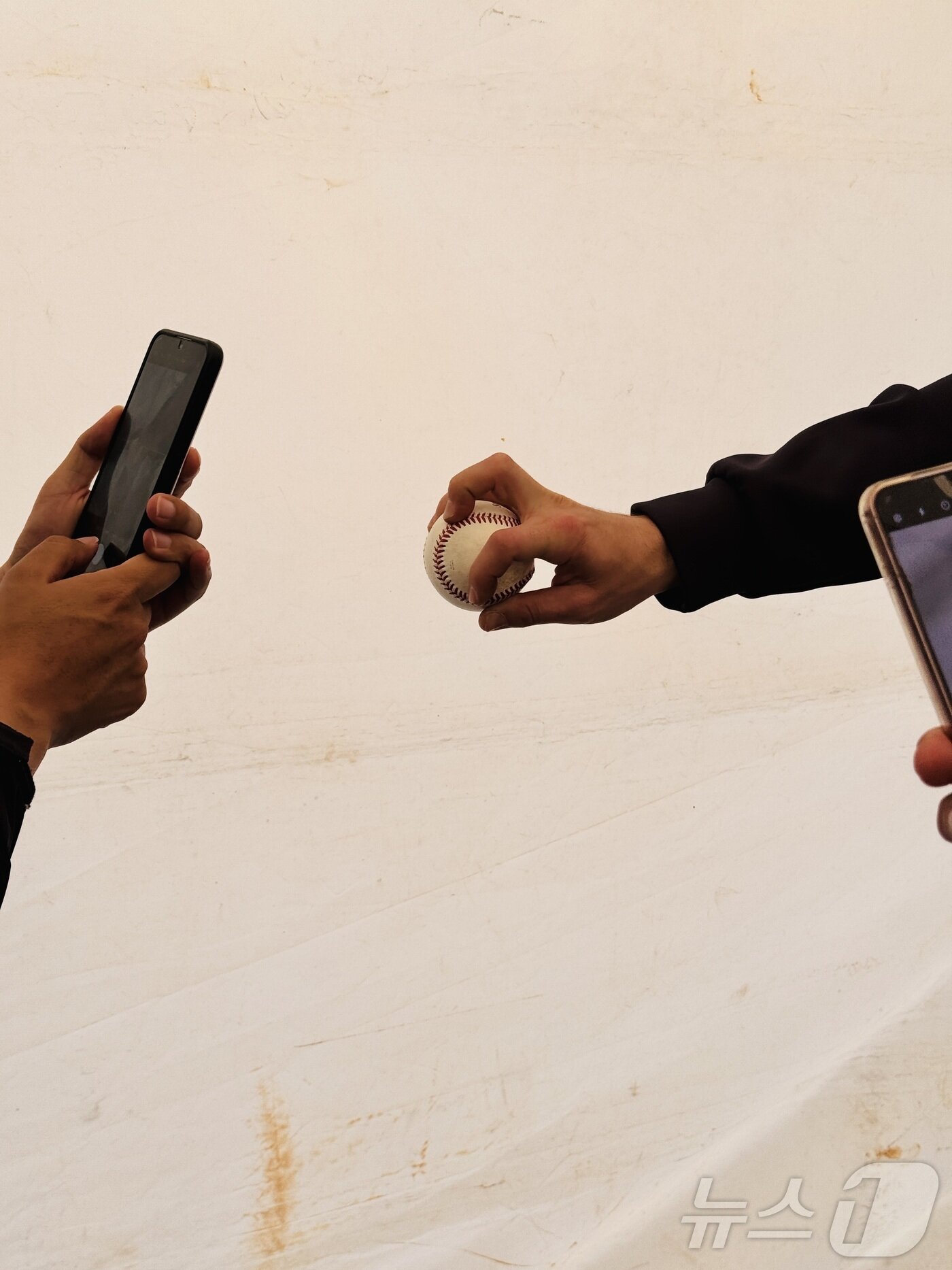 본문 이미지 - KIA 네일이 취재진에게 새로 연마중인 체인지업 그립을 선보이고 있다.