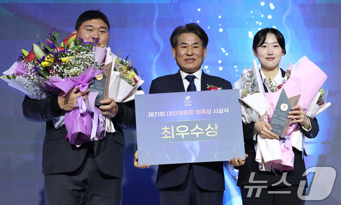본문 이미지 - 유도 김민종과 사격 양지인이 25일 서울 송파구 올림픽파크텔에서 열린 제71회 대한체육회 체육상 시상식에서 최우수상을 수상한 후 기념촬영을 하고 있다. 2025.2.25/뉴스1 ⓒ News1 김성진 기자