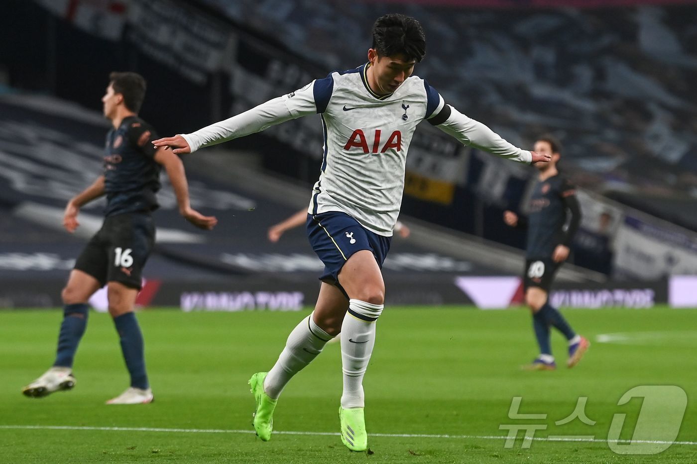본문 이미지 - 맨체스터 시티를 상대로 강한 모습을 보인 손흥민. ⓒ AFP=뉴스1