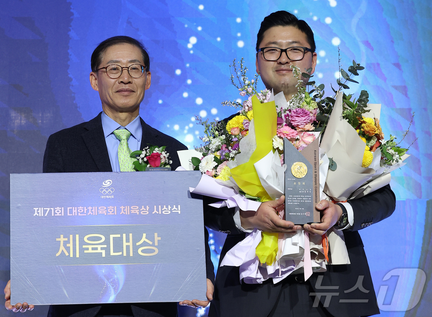 (서울=뉴스1) 김성진 기자 = 2024 파리 올림픽 3관왕에 빛나는 양궁 국가대표 김우진이 25일 서울 송파구 올림픽파크텔에서 열린 제71회 대한체육회 체육상 시상식에서 체육대상 …