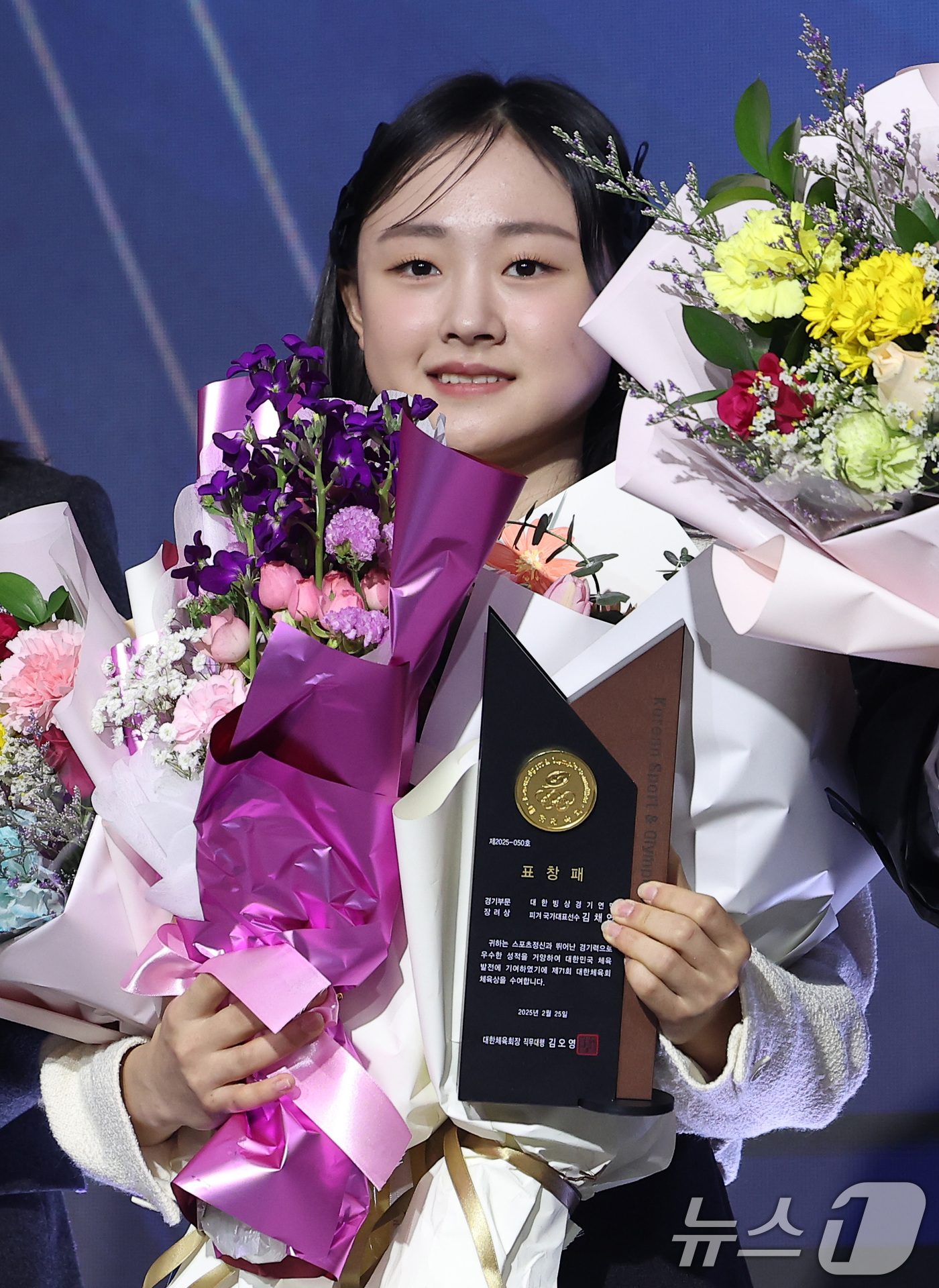 (서울=뉴스1) 김성진 기자 = 피겨 김채연이 25일 서울 송파구 올림픽파크텔에서 열린 제71회 대한체육회 체육상 시상식에서 장려상을 수상한 후 기념촬영을 하고 있다. 2025.2 …