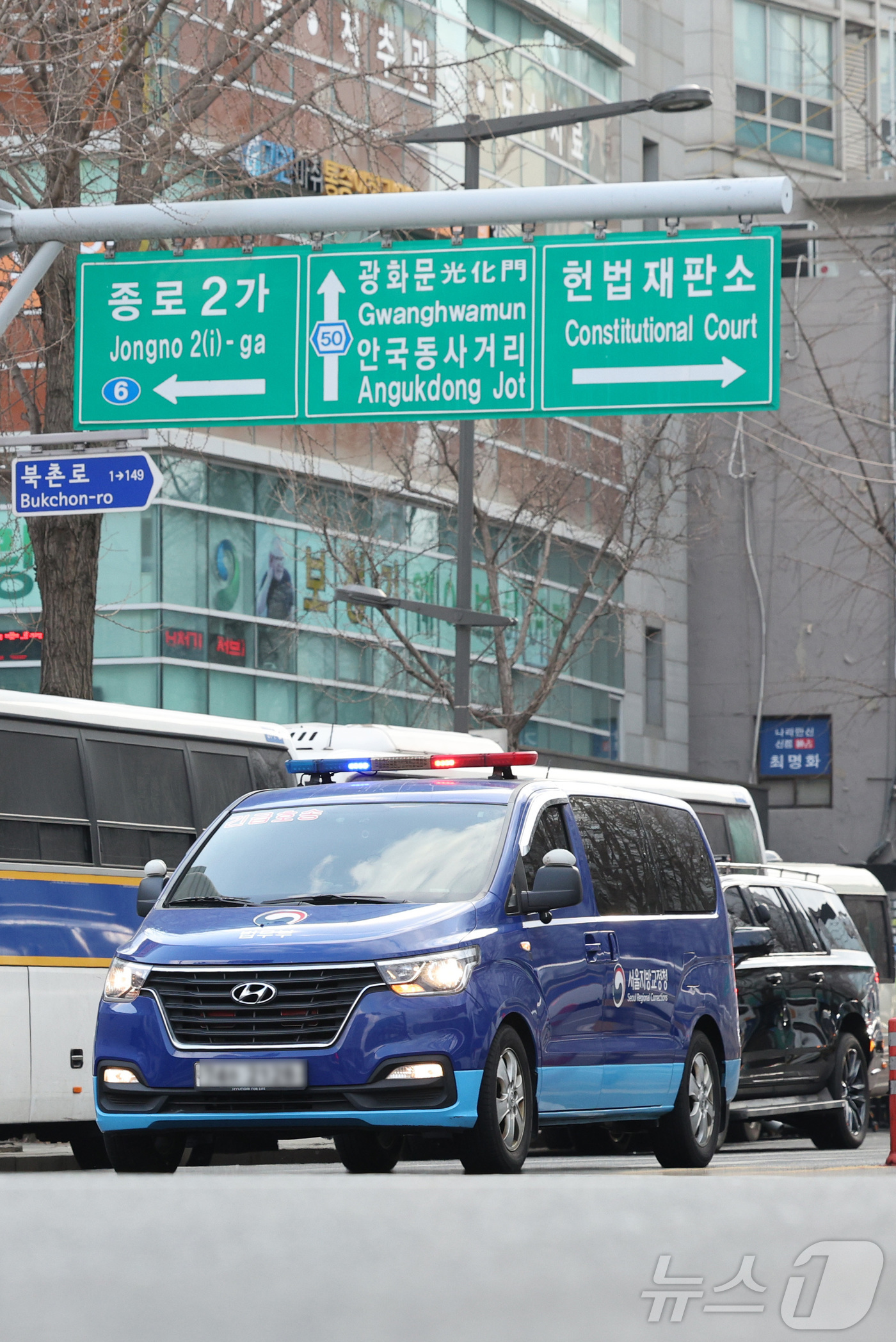 (서울=뉴스1) 신웅수 기자 = 윤석열 대통령 탄핵 심판 마지막 변론 기일인 25일 오후 서울 종로구 헌법재판소 인근 안국역 사거리에서 윤 대통령이 탄 법무부 호송 차량이 경호를 …