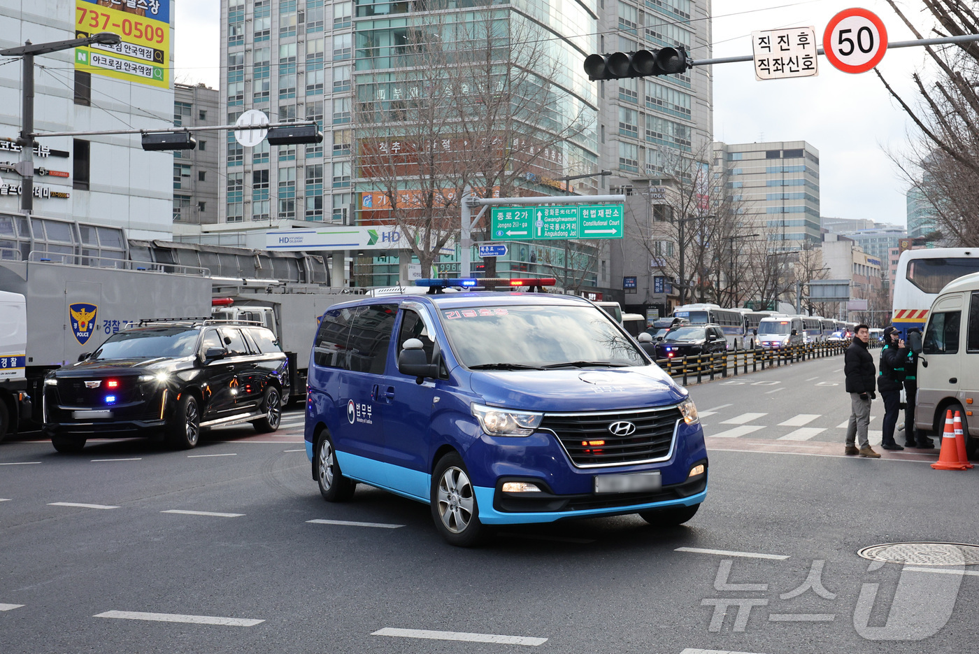 (서울=뉴스1) 신웅수 기자 = 윤석열 대통령 탄핵 심판 마지막 변론 기일인 25일 오후 서울 종로구 헌법재판소 인근 안국역 사거리에서 윤 대통령이 탄 법무부 호송 차량이 경호를 …