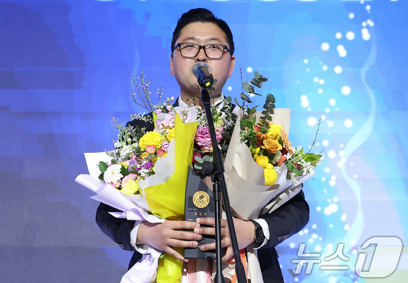 (서울=뉴스1) 김성진 기자 = 2024 파리 올림픽 3관왕에 빛나는 양궁 국가대표 김우진이 25일 서울 송파구 올림픽파크텔에서 열린 제71회 대한체육회 체육상 시상식에서 체육대상 …