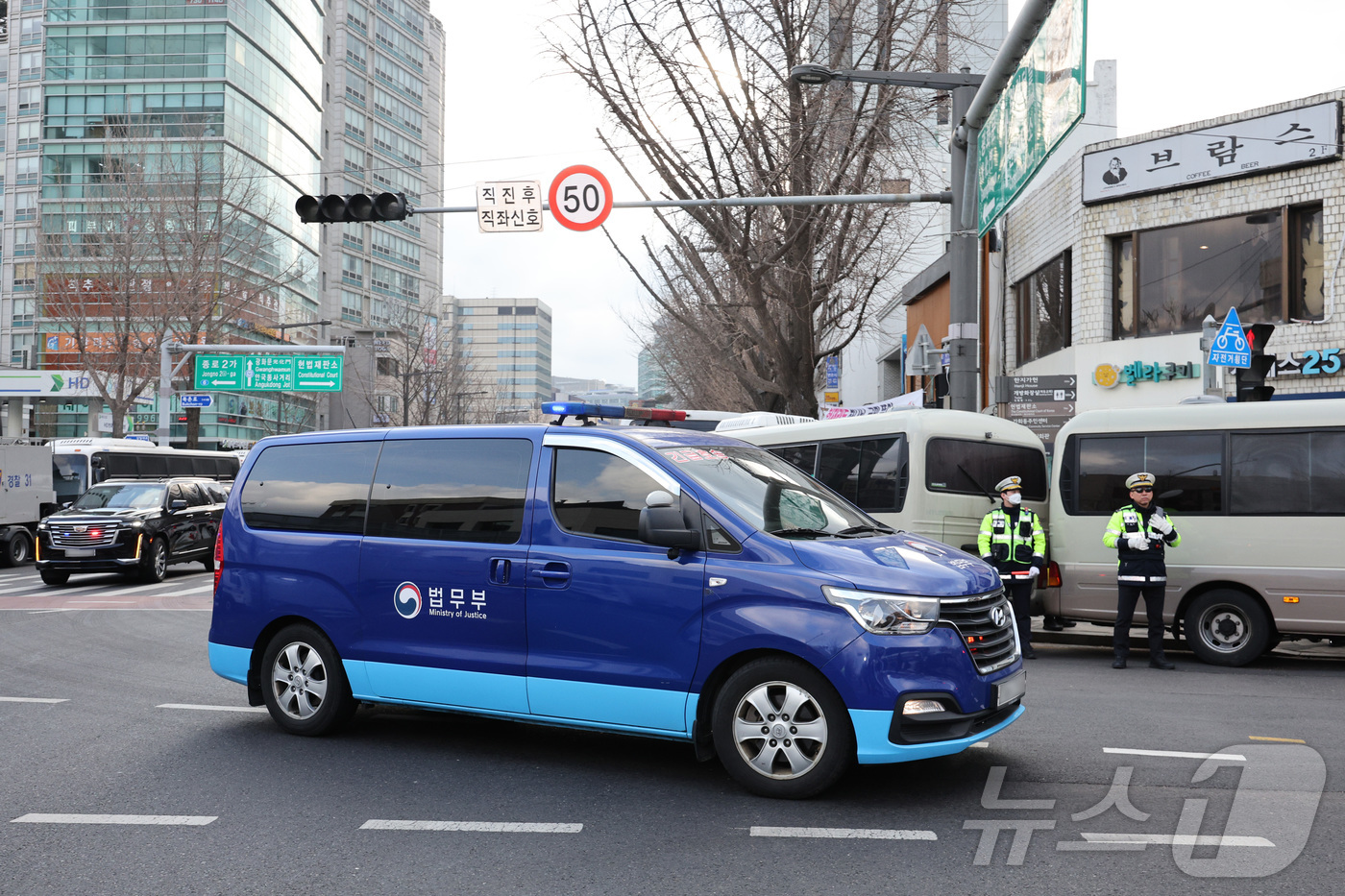 (서울=뉴스1) 신웅수 기자 = 윤석열 대통령 탄핵 심판 마지막 변론 기일인 25일 오후 서울 종로구 헌법재판소 인근 안국역 사거리에서 윤 대통령이 탄 법무부 호송 차량이 경호를 …