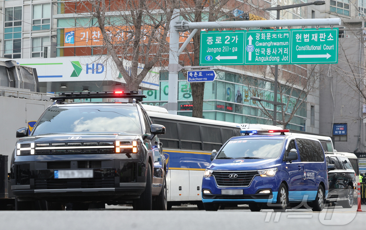 (서울=뉴스1) 신웅수 기자 = 윤석열 대통령 탄핵 심판 마지막 변론 기일인 25일 오후 서울 종로구 헌법재판소 인근 안국역 사거리에서 윤 대통령이 탄 법무부 호송 차량이 경호를 …