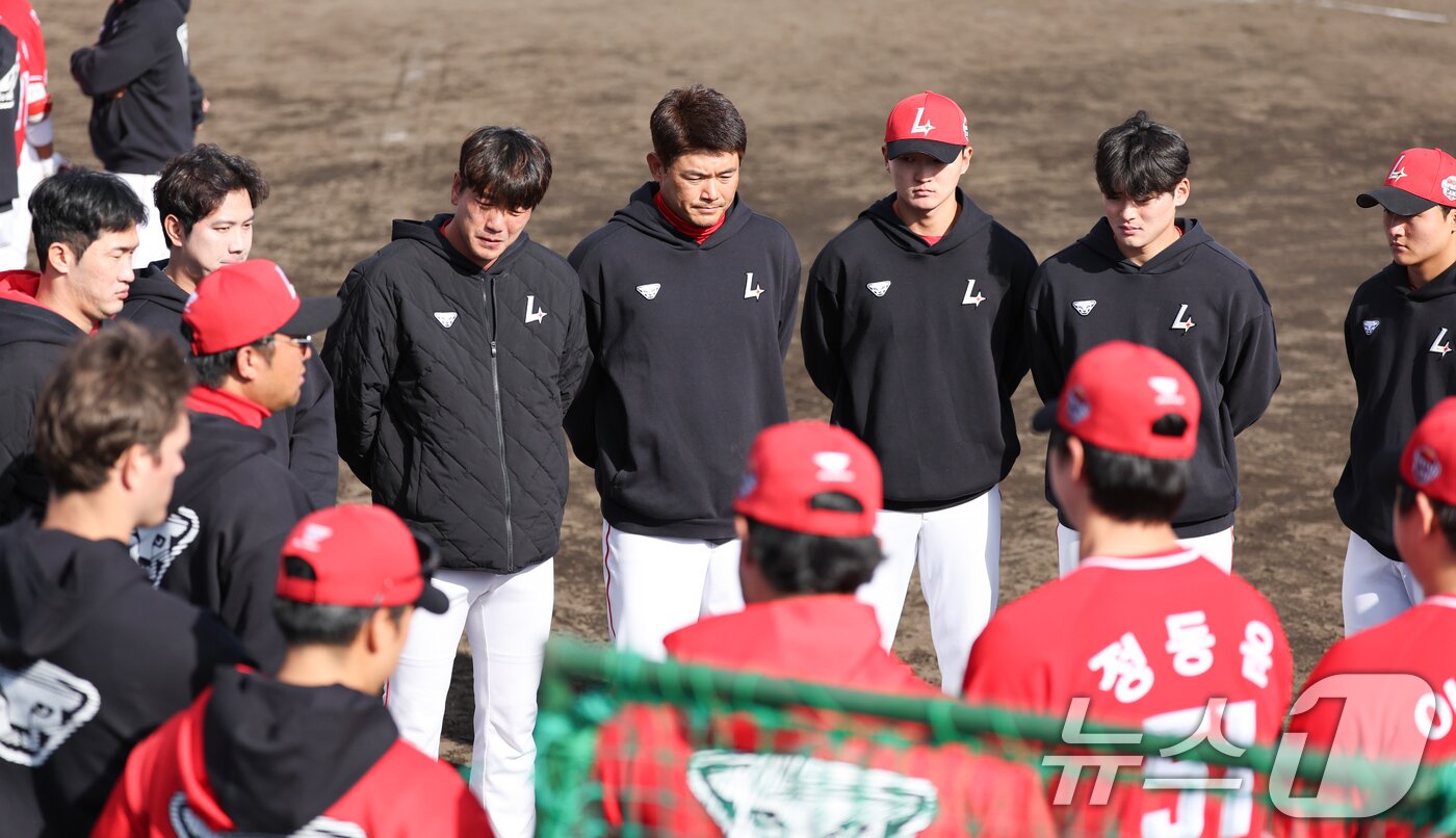 본문 이미지 - 25일 일본 오키나와 온나손 야구장에서 열린 SSG 랜더스와 삼성 라이온스 연습경기에서 5 대 0으로 패한 SSG 선수들이 코치진과 대화하고 있다. 2025.2.25/뉴스1 ⓒ News1 허경 기자