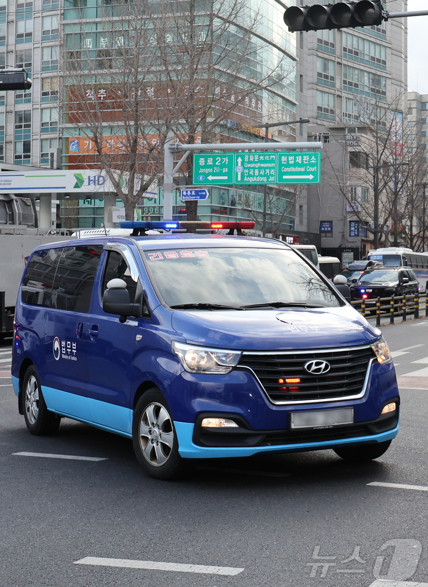 (서울=뉴스1) 신웅수 기자 = 윤석열 대통령 탄핵 심판 마지막 변론 기일인 25일 오후 서울 종로구 헌법재판소 인근 안국역 사거리에서 윤 대통령이 탄 법무부 호송 차량이 경호를 …