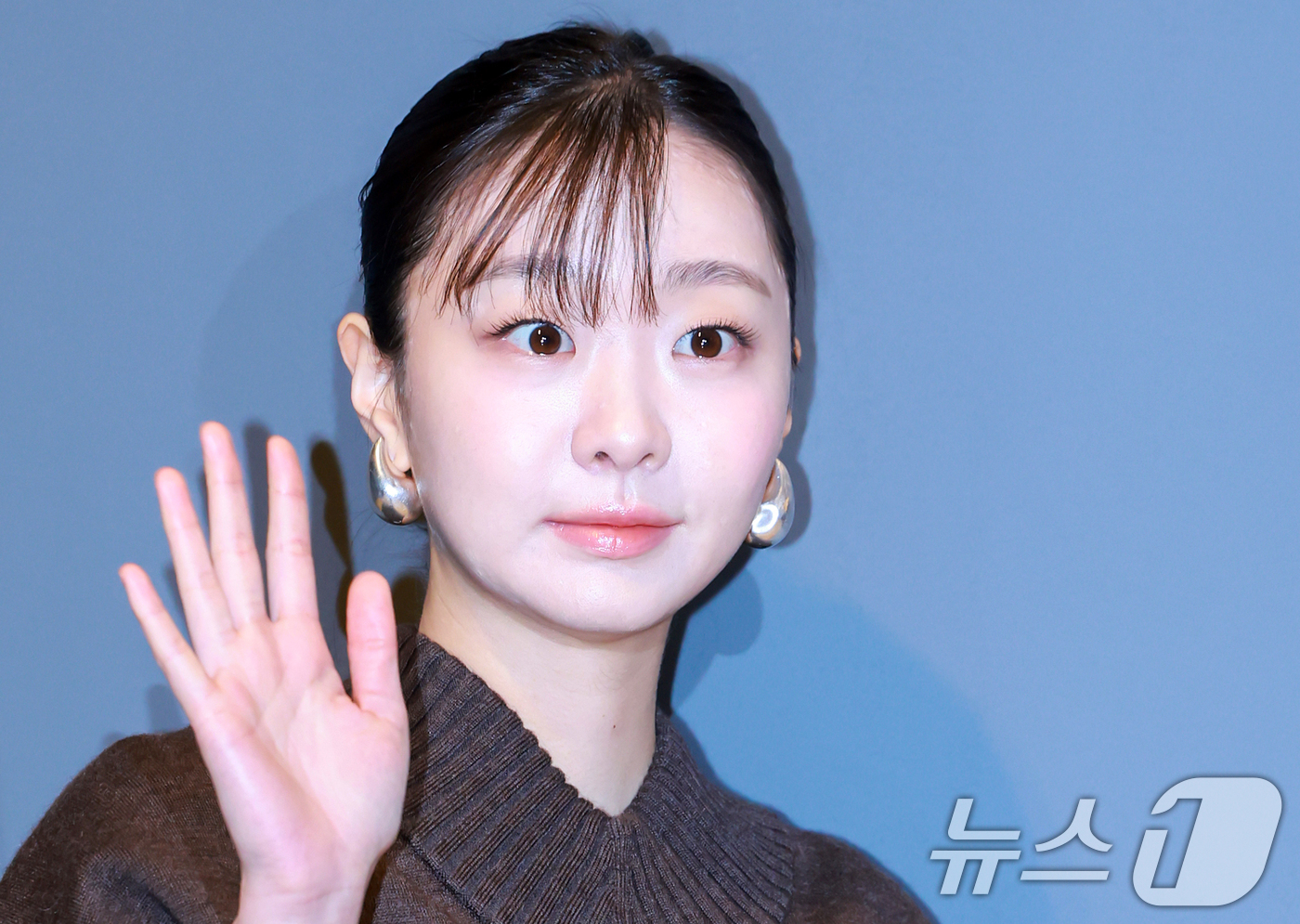 (서울=뉴스1) 김진환 기자 = 배우 김다미가 25일 오후 서울 용산구 리움미술관에서 열린 보테가 베네타 후원 피에르 위그 개인전 프리뷰 포토월 행사에 참석해 포즈를 취하고 있다. …