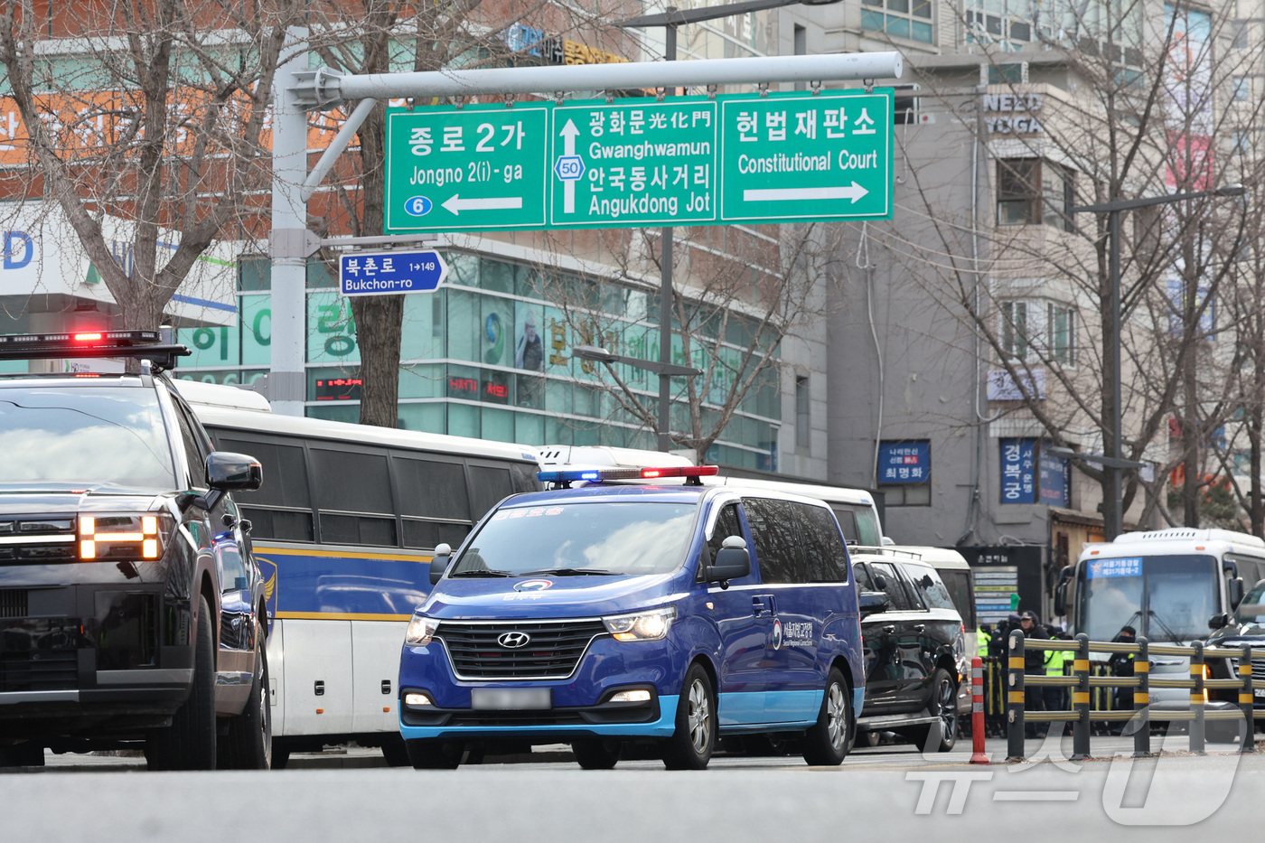 (서울=뉴스1) 신웅수 기자 = 윤석열 대통령 탄핵 심판 마지막 변론 기일인 25일 오후 서울 종로구 헌법재판소 인근 안국역 사거리에서 윤 대통령이 탄 법무부 호송 차량이 경호를 …
