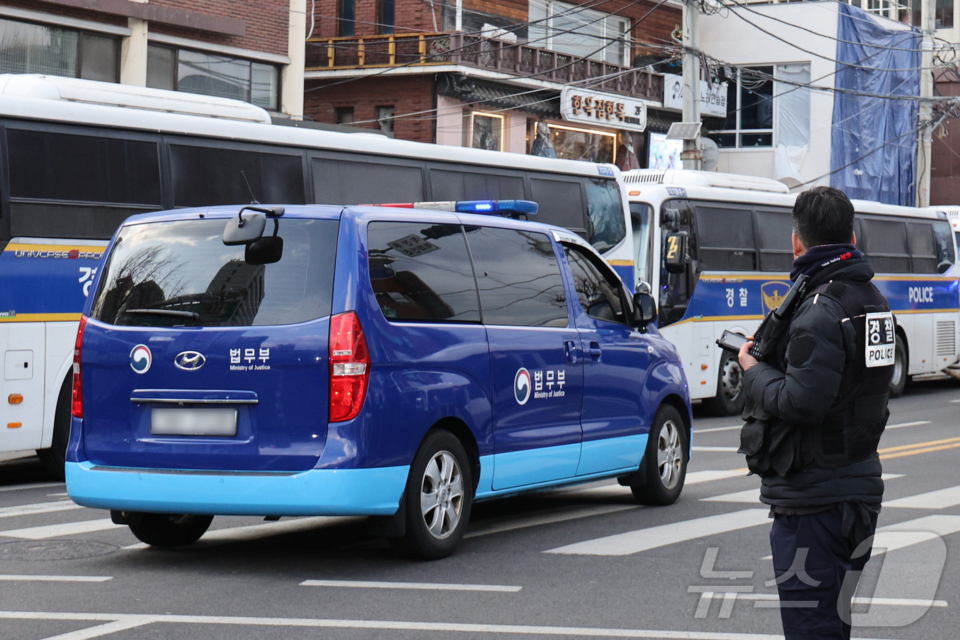 (서울=뉴스1) 신웅수 기자 = 윤석열 대통령 탄핵 심판 마지막 변론 기일인 25일 오후 서울 종로구 헌법재판소 인근 안국역 사거리에서 윤 대통령이 탄 법무부 호송 차량이 경호를 …