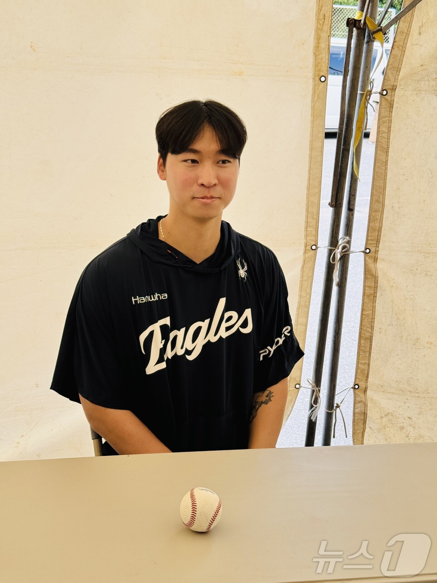 본문 이미지 - 한화 엄상백이 25일 KIA와 연습 경기 등판 후 취재진과 인터뷰를 하고 있다. 2025.2.25/뉴스1 ⓒ News1 서장원 기자