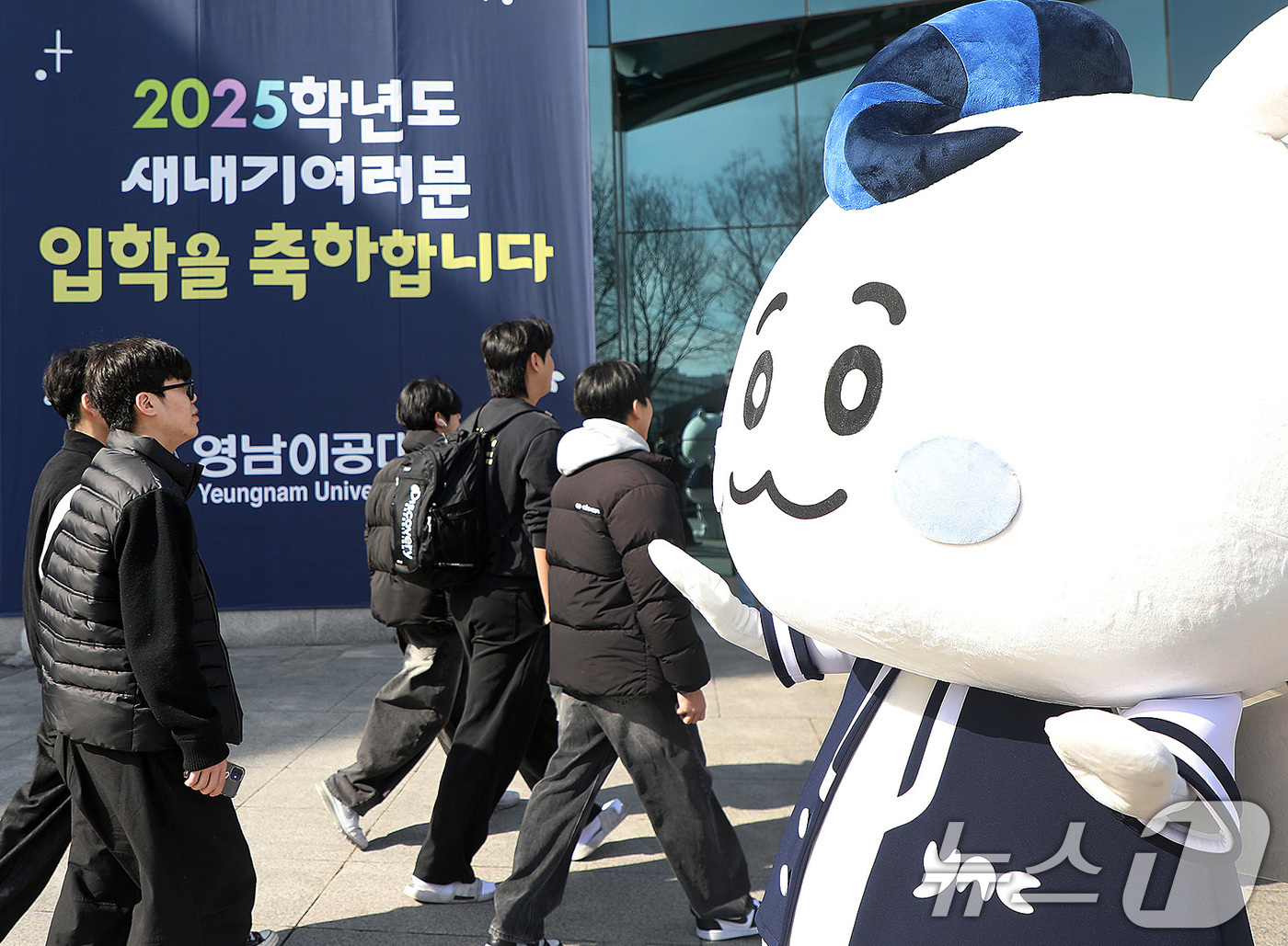 (대구=뉴스1) 공정식 기자 = 25일 대구 남구 영남이공대 천마체육관에서 열린 '2025학년도 신입생 입학식'에서 대학 마스코트 '영이'가 신입생을 맞이하고 있다.이재용 총장은 …