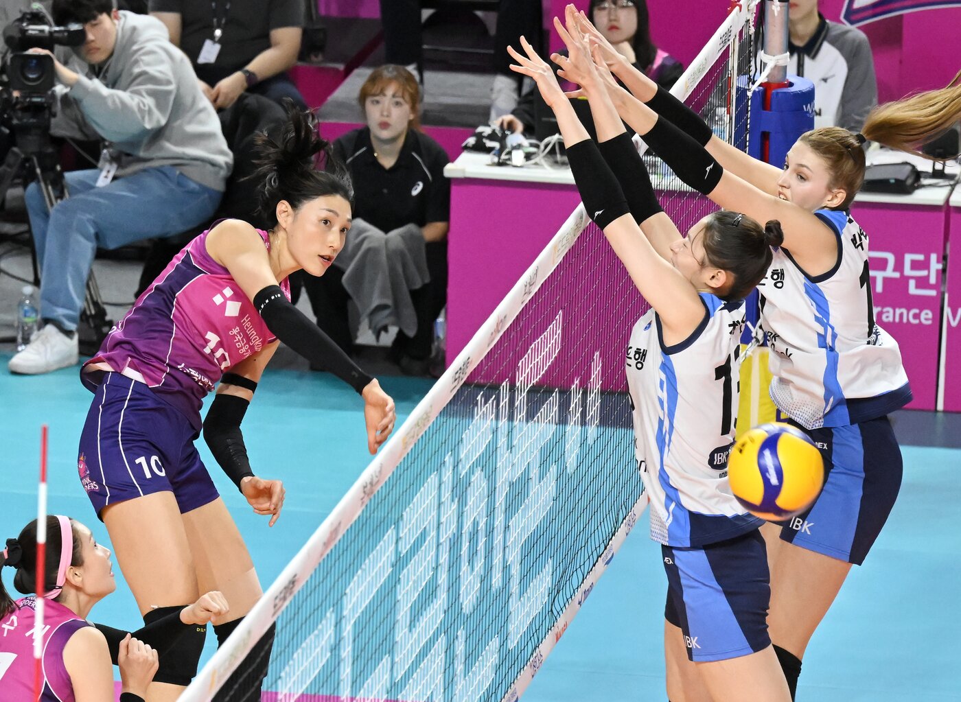 본문 이미지 - 흥국생명 김연경이 25일 인천 삼산월드체육관에서 열린 도드람 2024-25 V리그 IBK기업은행과의 경기에서 공격을 시도하고 있다. (KOVO 제공)