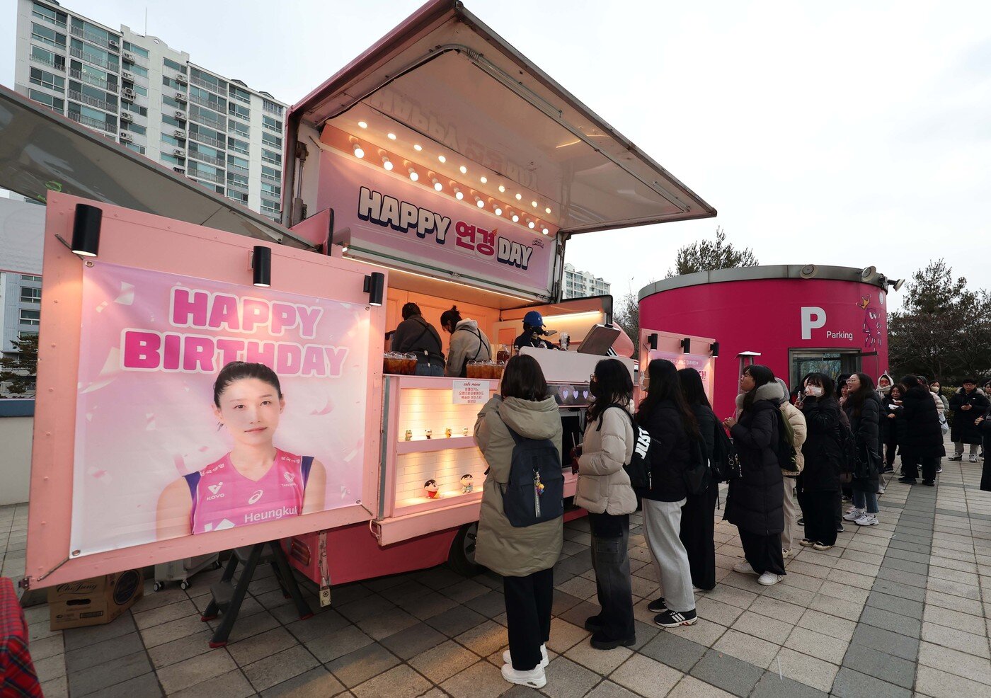 본문 이미지 - 흥국생명 김연경이 25일 IBK기업은행전을 앞두고 팬들 500명에게 커피를 선물했다. (흥국생명 제공)