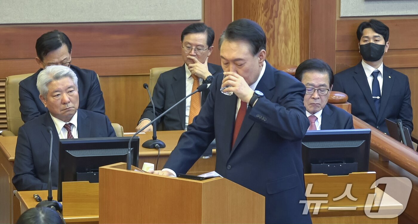 본문 이미지 - 윤석열 대통령이 25일 오후 서울 종로구 헌법재판소에서 열린 대통령 탄핵심판 최종&#40;11차&#41; 변론기일에 출석해 최종의견을 진술하던 중 목을 축이고 있다. &#40;헌법재판소 제공. 재판매 및 DB 금지&#41; 2025.2.25/뉴스1 ⓒ News1 민경석 기자