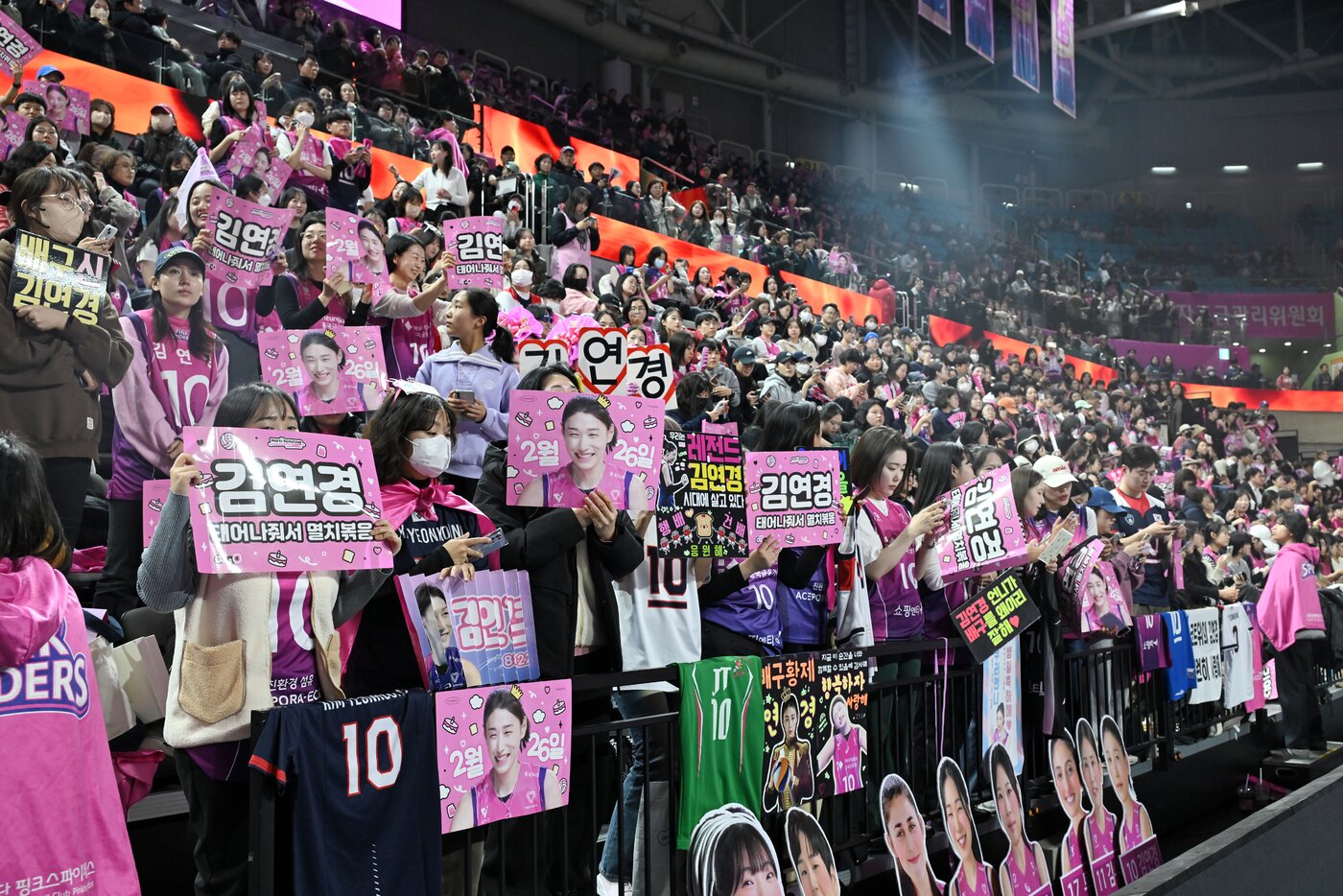 본문 이미지 - 김연경의 37번째 생일을 축하하는 팬들. (KOVO 제공)