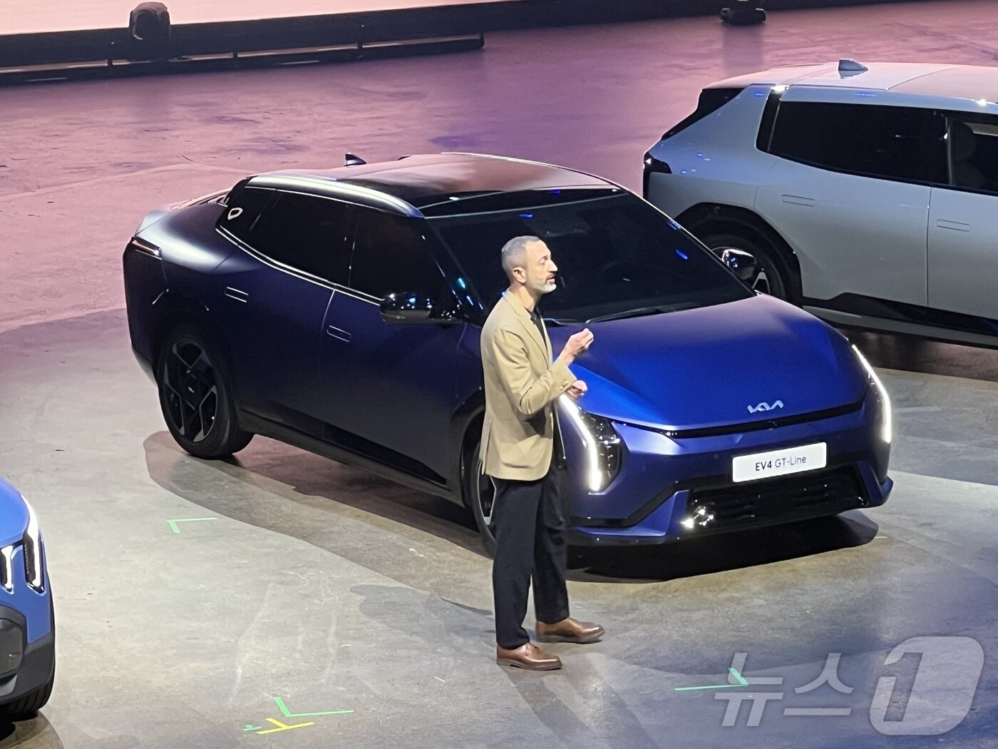 본문 이미지 - 24l일(현지시각) 스페인 타라고나 타라코 아레나에서 열린 '2025 기아 EV데이'에서 EV4의 디자인을 설명 중인 기아 글로벌디자인담당 카림 하비브 부사장.ⓒ 뉴스1