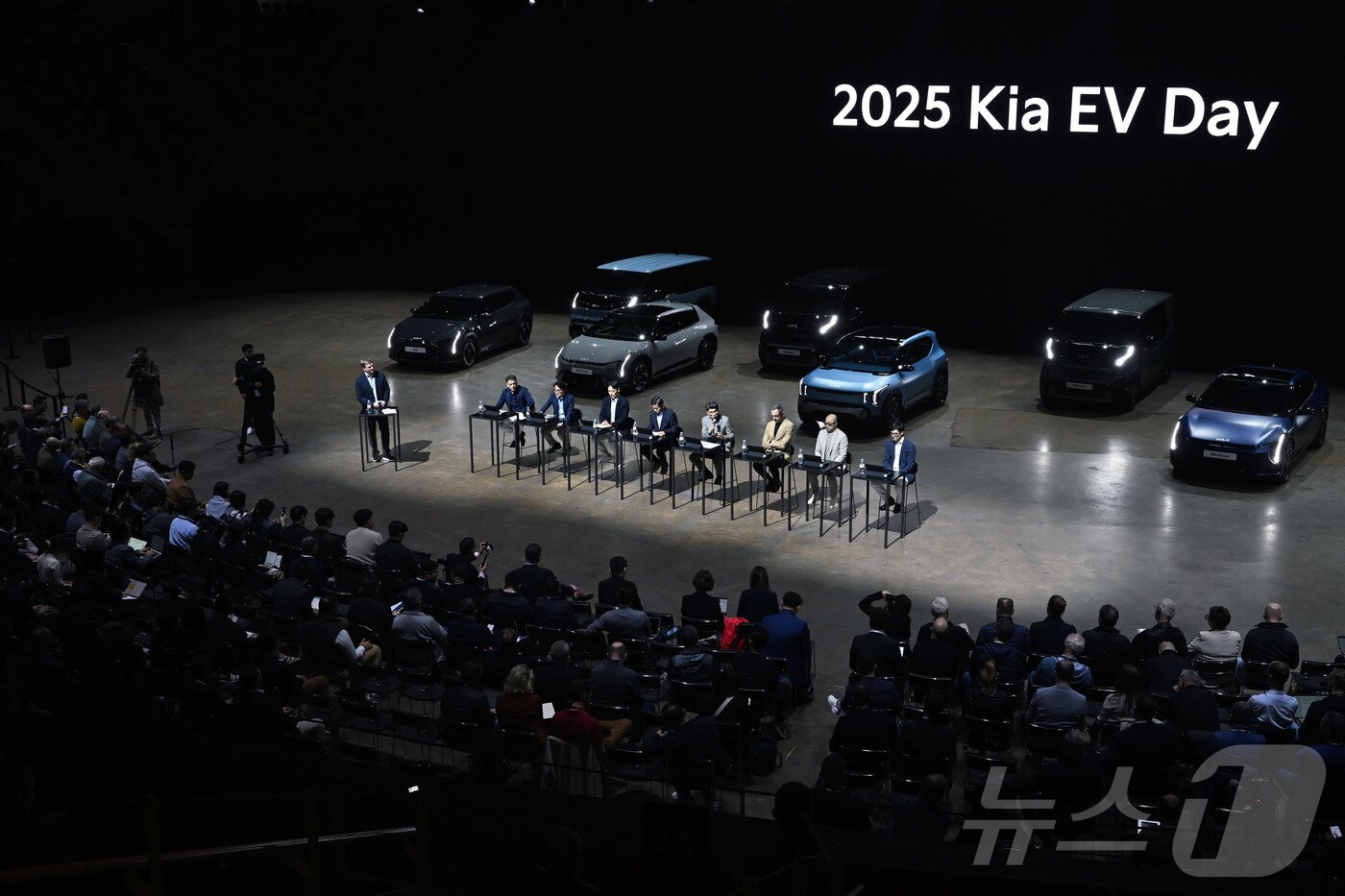 본문 이미지 - 기아 경영진이 24일(현지시각) 스페인 타라고나에서 열린 '2025 기아 EV데이'에서 글로벌 미디어와 질의응답 중인 모습.ⓒ 뉴스1 