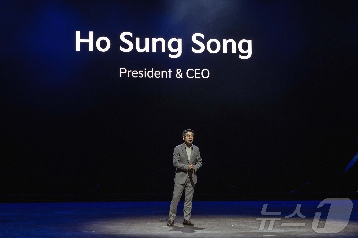 본문 이미지 -  24일(현지시간) 스페인 타라고나에서 열린 '2025 기아 EV데이'에서 설명 중인 송호성 기아 사장.(기아 제공)