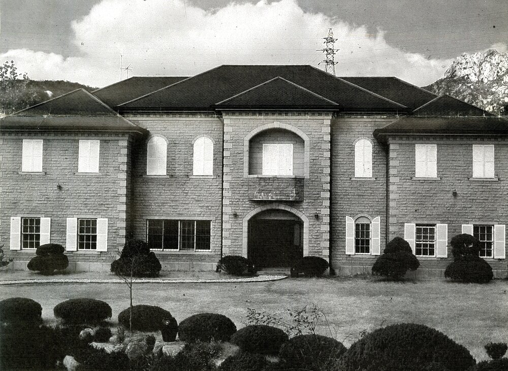 본문 이미지 - 2023년 건물이 철거된 서울미술관 (김달진박물관 제공)