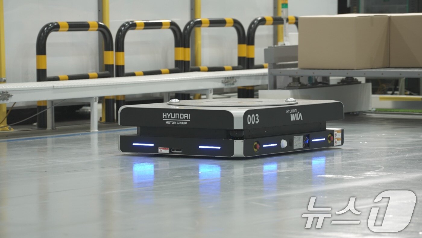 본문 이미지 - 현대자동차는 올해 1월부터 삼성전자와 협력해 ‘5G 특화망 레드캡(RedCap)’ 기술 실증을 성공적으로 마치고, 관련 기술을 다음달 3일부터 스페인에서 열리는 세계 최대의 ITㆍ전자 박람회인 ‘MWC25 바로셀로나(MWC25 Barcelona)’에 전시한다고 26일 밝혔다. 사진은 5G 특화망이 구축된 현대차 사업장에서 양산 적용 중인 자동물류로봇(AMR)이 가동 중인 모습. (현대자동차 제공. 재판매 및 DB 금지) 2025.2.26/뉴스1