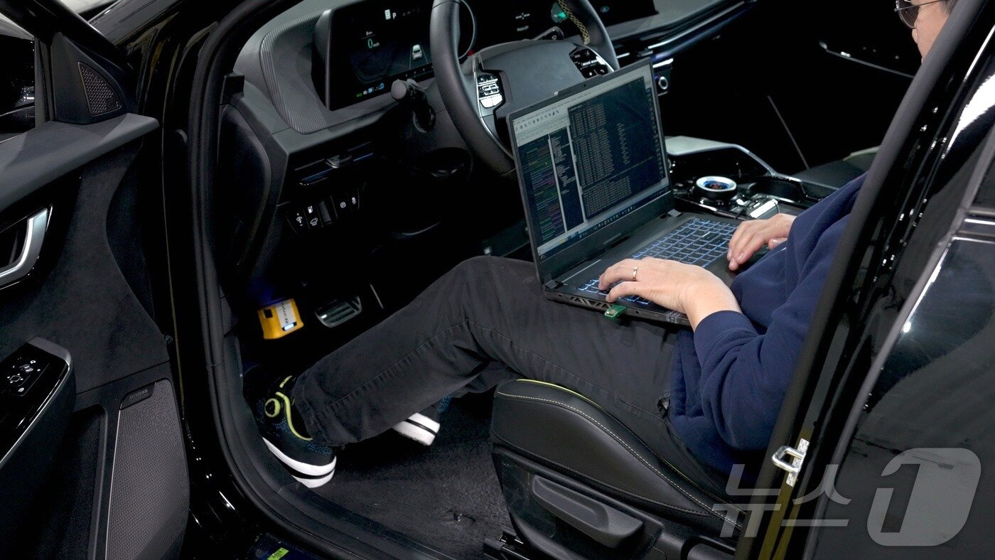 본문 이미지 - 현대차와 삼성전자가 기술협력으로 개발한 5G 특화망 레드캡 기술을 적용한 완성차 무인 자율검사 장비인 ‘D Scan’을 테스트하고 있는 모습.(현대차 제공) 