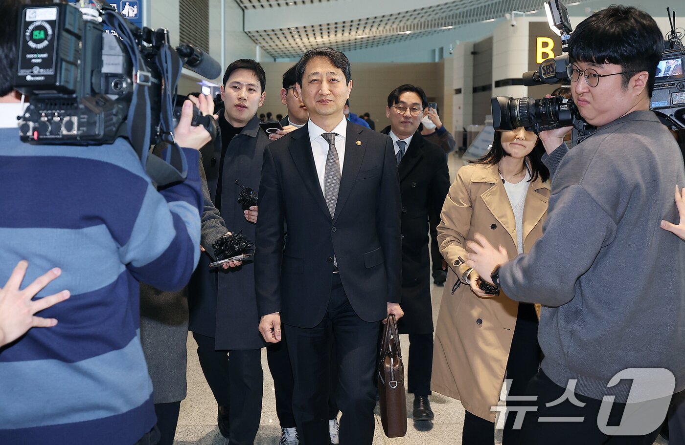 본문 이미지 - 안덕근 산업통상자원부 장관이 26일 오전 인천국제공항 제2터미널을 통해 미국의 관세 조치에 대한 한국 예외 요청 및 양국 경제 협력 방안 등을 논의하기 위해 미국 워싱턴으로 출국하고 있다. 2025.2.26/뉴스1 ⓒ News1 김진환 기자
