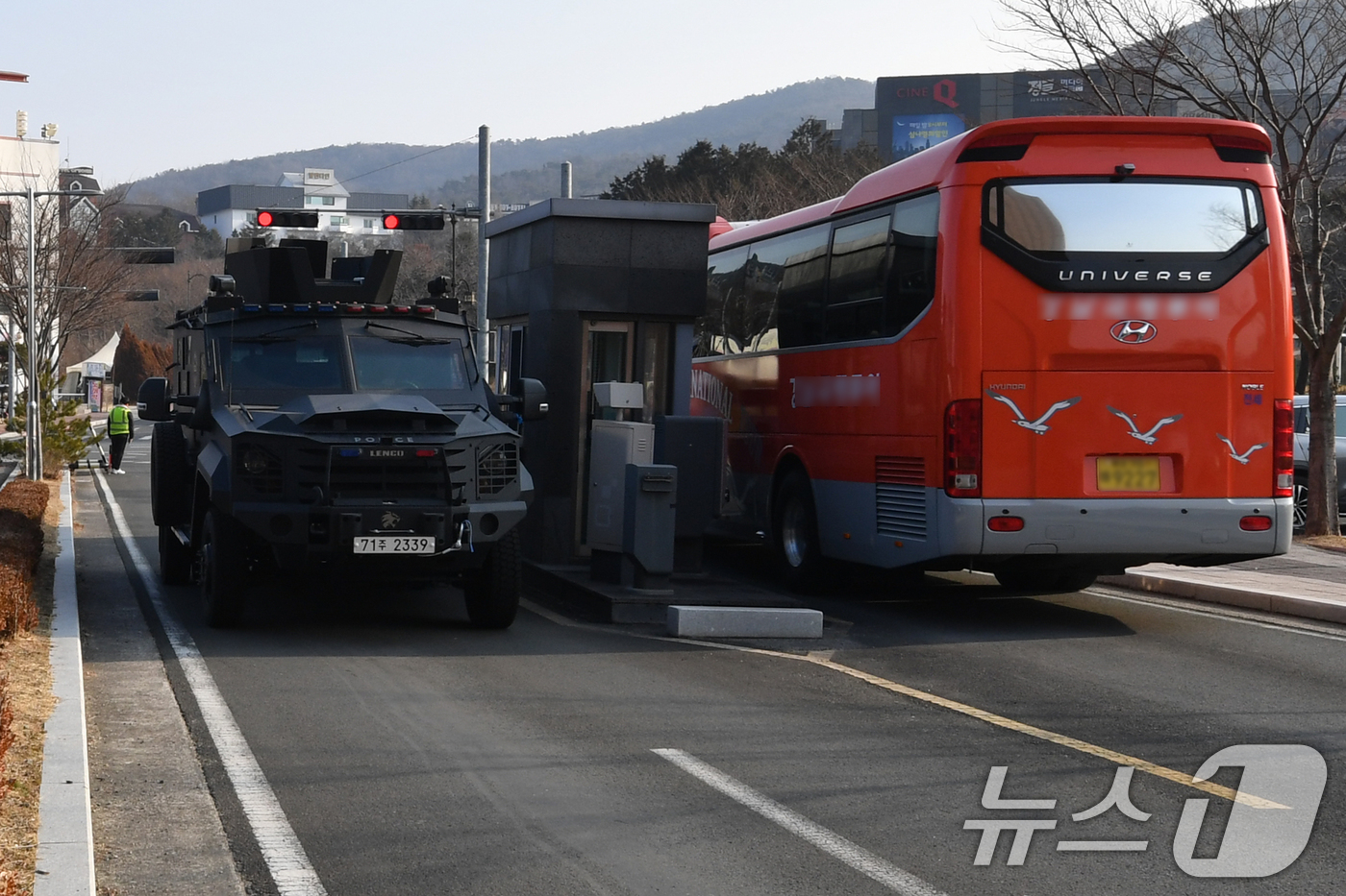 (경주=뉴스1) 최창호 기자 = APEC 2025 KOREA (SOM1) 고위관리회의 3일째인 26일 경찰특공대 전술차량이 회의장인 경북 경주시 보문단지 경주컨벤션센터(HICO)로 …