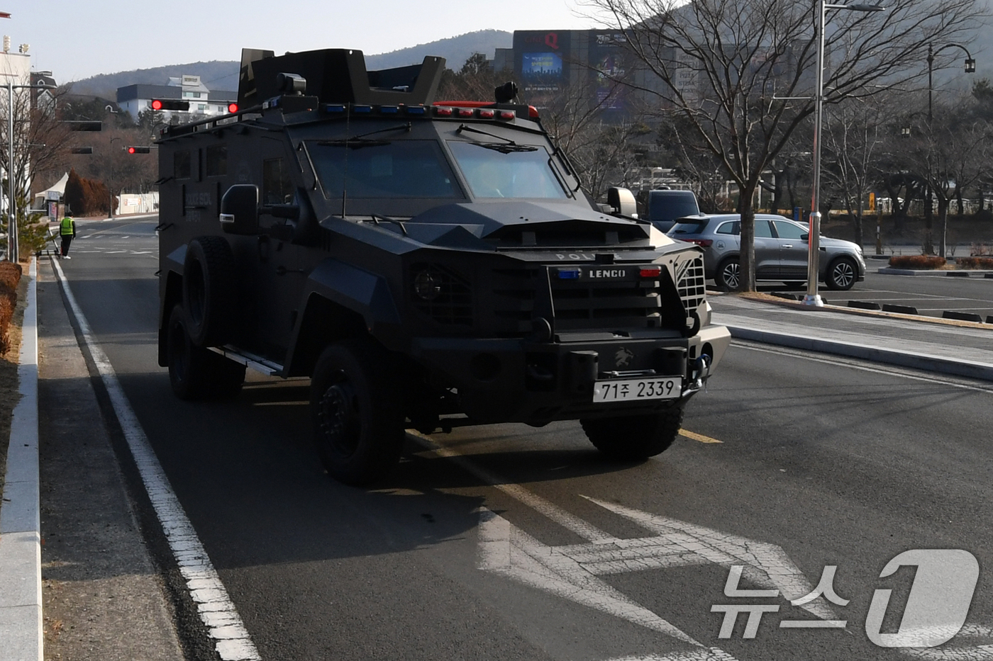 (경주=뉴스1) 최창호 기자 = APEC 2025 KOREA (SOM1) 고위관리회의 3일째인 26일 경찰특공대 전술차량이 회의장인 경북 경주시 보문단지 경주컨벤션센터(HICO)로 …