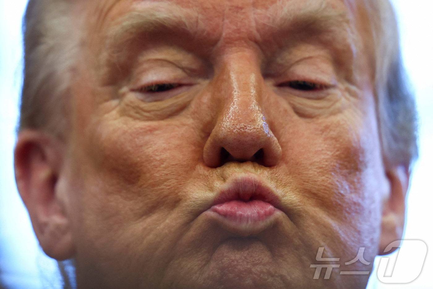 (워싱턴 로이터=뉴스1) 최종일 기자 = 도널드 트럼프 미국 대통령이 25일(현지시간) 백악관 집무실인 오벌하우스에서 행정명령에 서명한 뒤 입술을 쭉 내미는 표정을 짓고 있다. 2 …