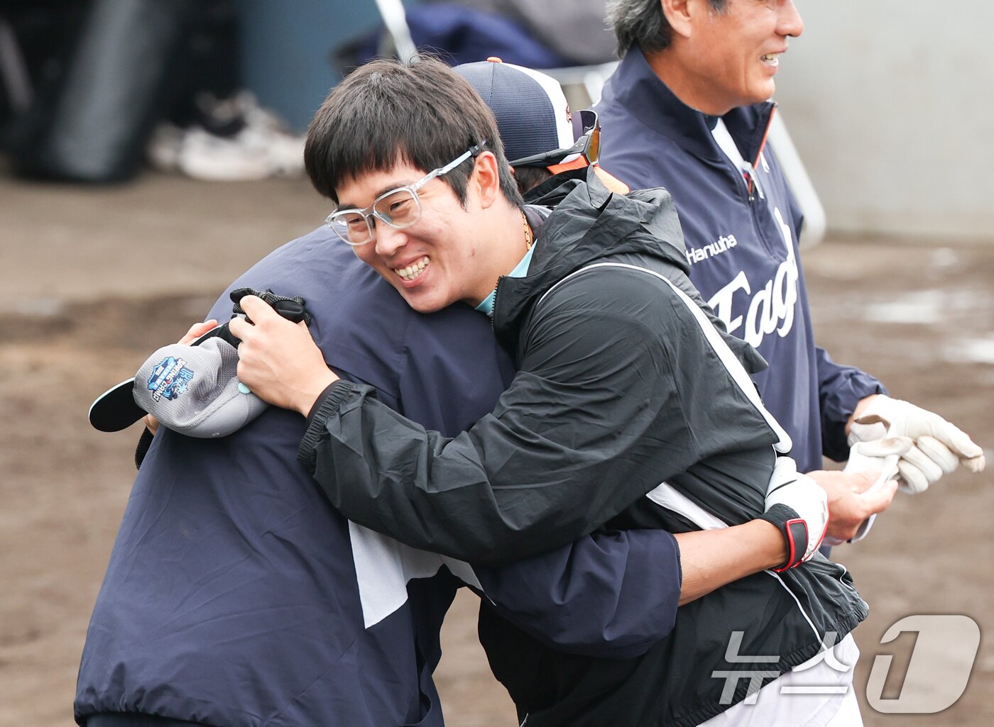 본문 이미지 - 한화 심우준과 KT 허경민이 26일 일본 오키나와 고친다 야구장에서 열린 KT 위즈와 한화 이글스 연습경기에 앞서 인사를 나누고 있다. 2025.2.26/뉴스1 ⓒ News1 허경 기자