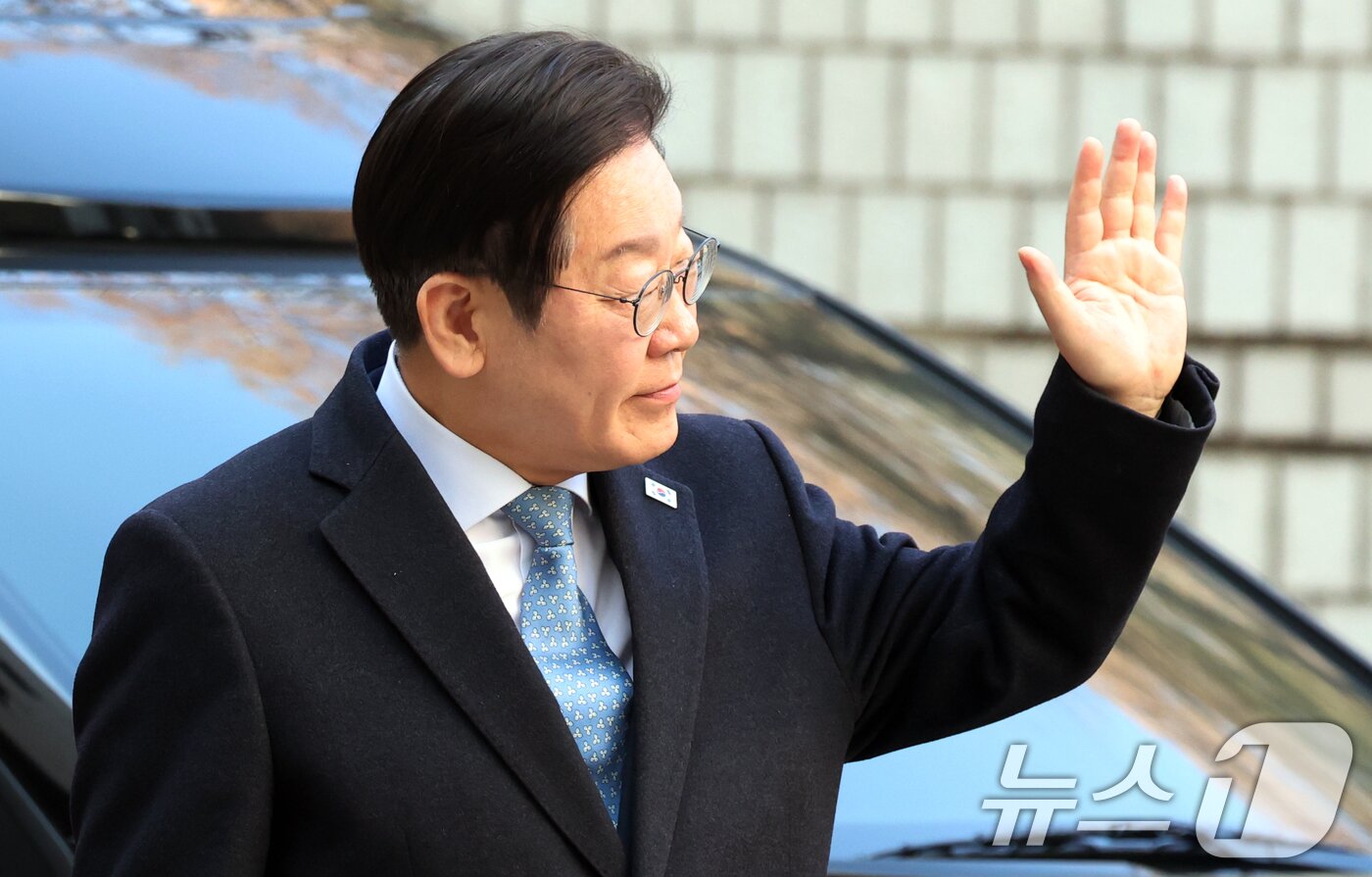 본문 이미지 - 이재명 더불어민주당 대표가 26일 서울 서초구 고등법원에서 열린 공직선거법위반 5차 공판에 출석하고 있다. 2025.2.26/뉴스1 ⓒ News1 김명섭 기자