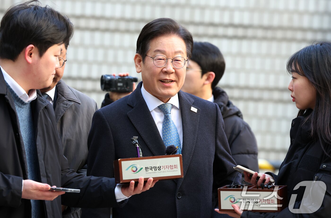 본문 이미지 - 이재명 더불어민주당 대표가 26일 서울 서초구 고등법원에서 열린 공직선거법위반 5차 공판에 출석하고 있다. 2025.2.26/뉴스1 ⓒ News1 김명섭 기자