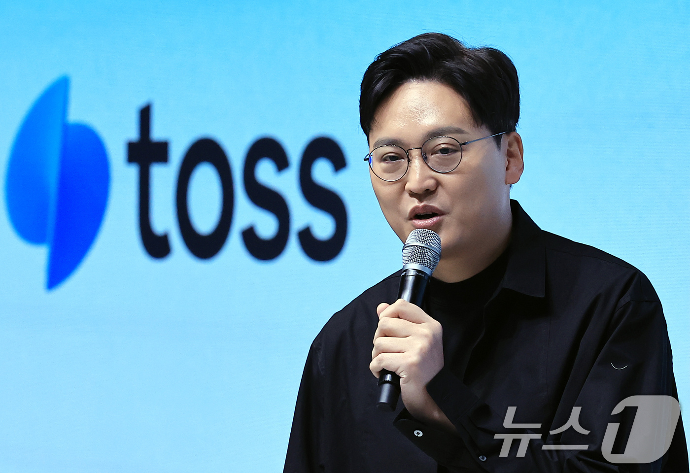 (서울=뉴스1) 박정호 기자 = 이승건 토스 대표가 26일 오전 서울 성동구 앤더슨씨 성수에서 열린 토스 앱 출시 10주년 '토스 10주년, 새로운 출발선' 기자간담회에서 금융 슈 …
