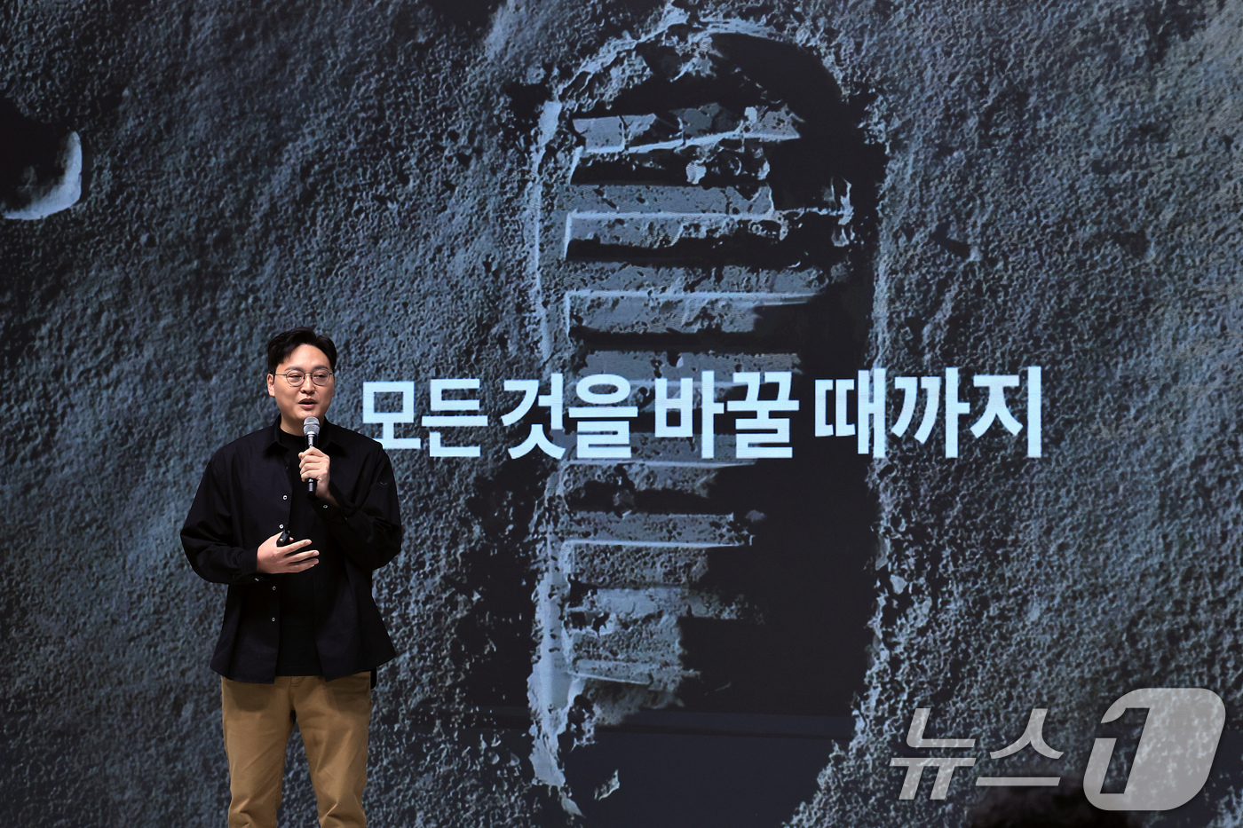 (서울=뉴스1) 박정호 기자 = 이승건 토스 대표가 26일 오전 서울 성동구 앤더슨씨 성수에서 열린 토스 앱 출시 10주년 '토스 10주년, 새로운 출발선' 기자간담회에서 금융 슈 …