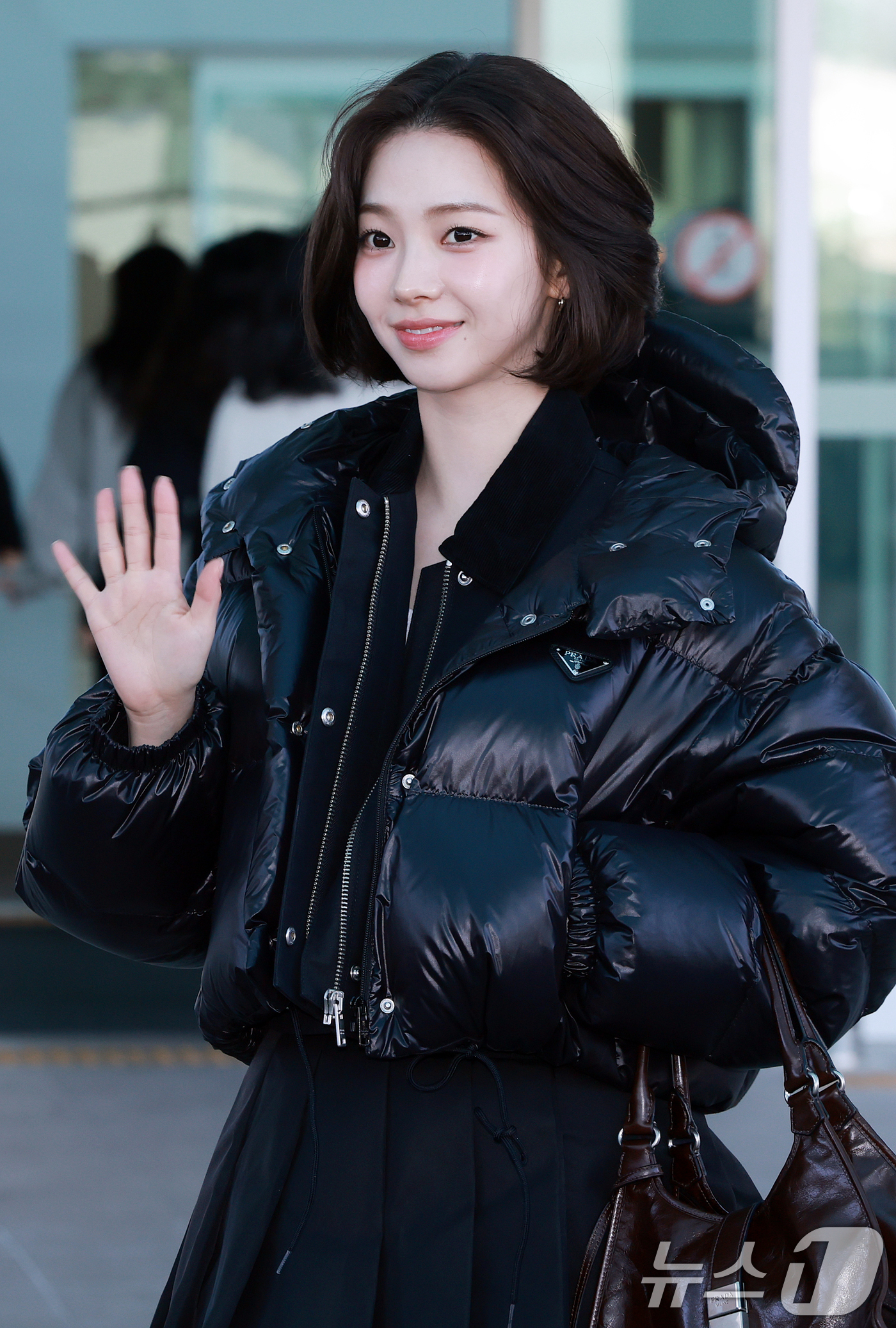 (인천공항=뉴스1) 김진환 기자 = 에스파 카리나가 26일 오전 프라다 패션쇼 참석 차 인천국제공항 제2터미널을 통해 이탈리아 밀라노로 출국에 앞서 포즈를 취하고 있다. 2025. …