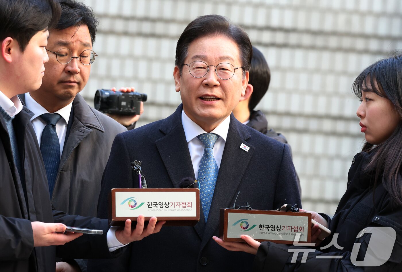 본문 이미지 - 이재명 더불어민주당 대표가 26일 서울 서초구 고등법원에서 열린 공직선거법위반 5차 공판에 출석하고 있다. 2025.2.26/뉴스1 ⓒ News1 김명섭 기자
