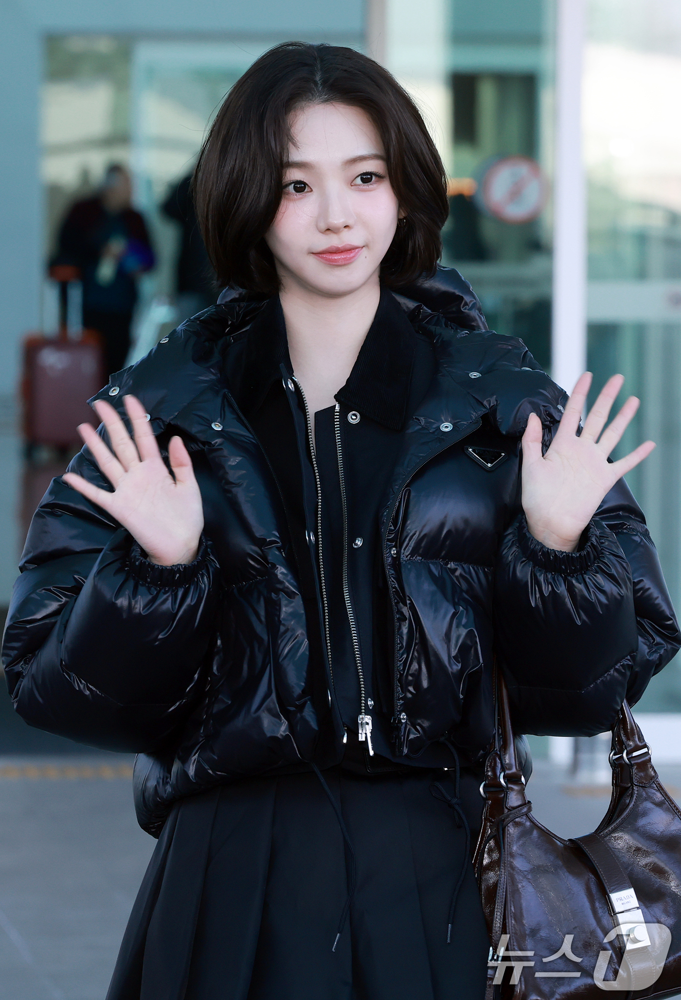 (인천공항=뉴스1) 김진환 기자 = 에스파 카리나가 26일 오전 프라다 패션쇼 참석 차 인천국제공항 제2터미널을 통해 이탈리아 밀라노로 출국에 앞서 포즈를 취하고 있다. 2025. …