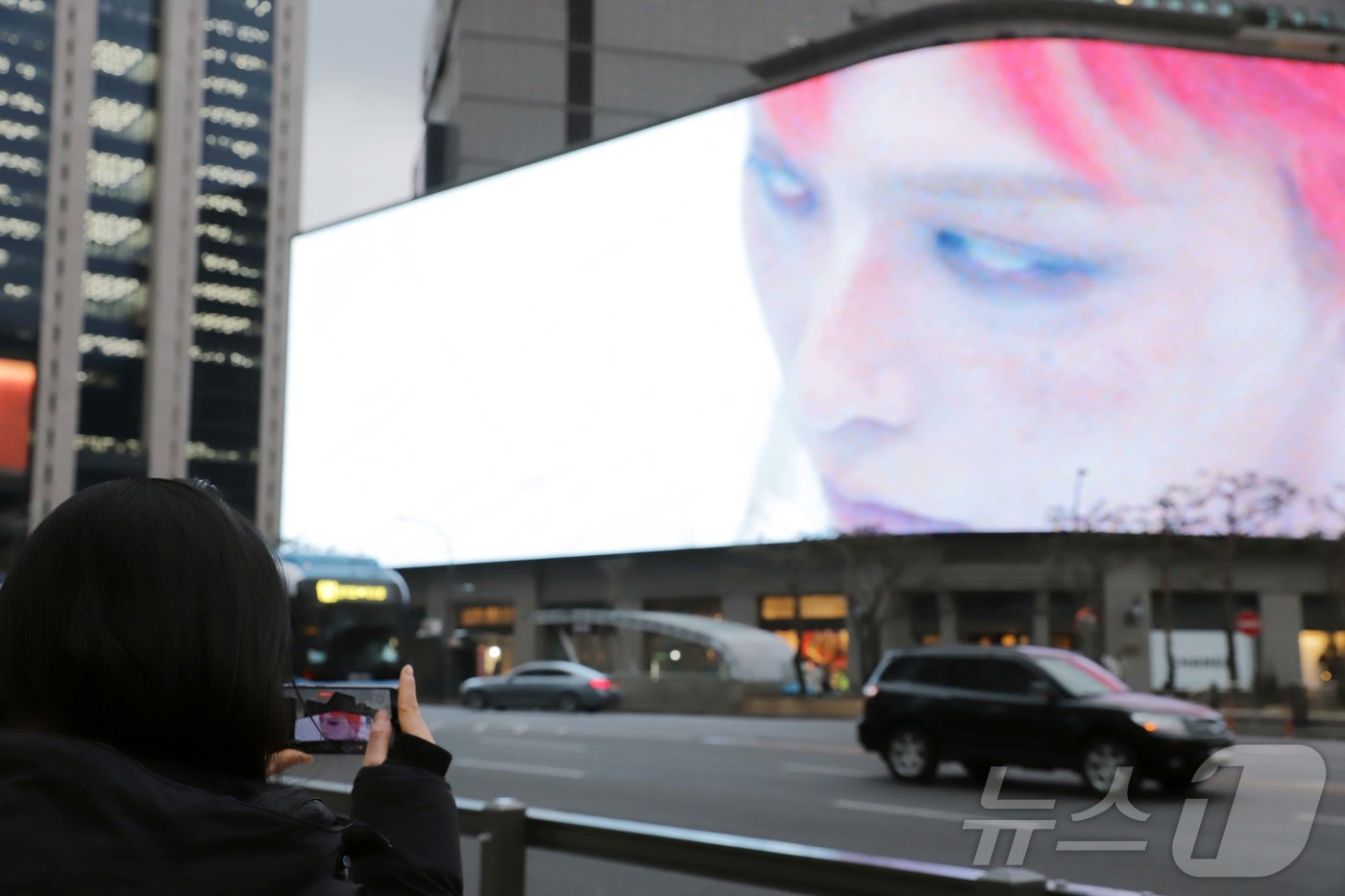 (서울=뉴스1) 포토공용 기자 = 신세계백화점은 다음 달 26일까지 가수 지드래곤의 신규 앨범 타이틀곡 뮤직비디오를 신세계스퀘어에서 선보인다고 26일 밝혔다. (신세계백화점 제공) …