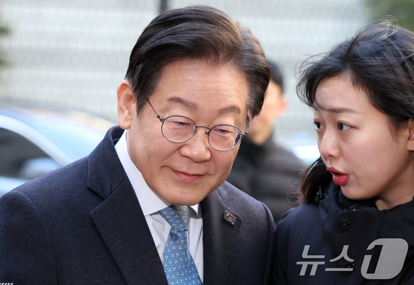 본문 이미지 - 이재명 더불어민주당 대표가 26일 서울 서초구 고등법원에서 열린 공직선거법위반 5차 공판에 출석하고 있다. 2025.2.26/뉴스1 ⓒ News1 김명섭 기자