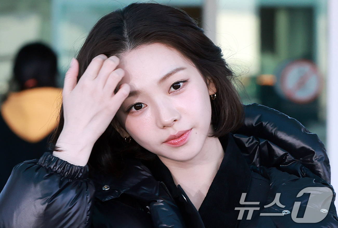 (인천공항=뉴스1) 김진환 기자 = 에스파 카리나가 26일 오전 프라다 패션쇼 참석 차 인천국제공항 제2터미널을 통해 이탈리아 밀라노로 출국에 앞서 포즈를 취하고 있다. 2025. …