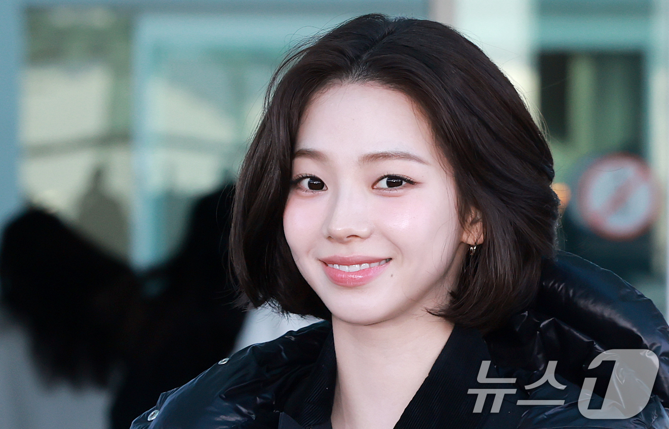 (인천공항=뉴스1) 김진환 기자 = 에스파 카리나가 26일 오전 프라다 패션쇼 참석 차 인천국제공항 제2터미널을 통해 이탈리아 밀라노로 출국에 앞서 포즈를 취하고 있다. 2025. …