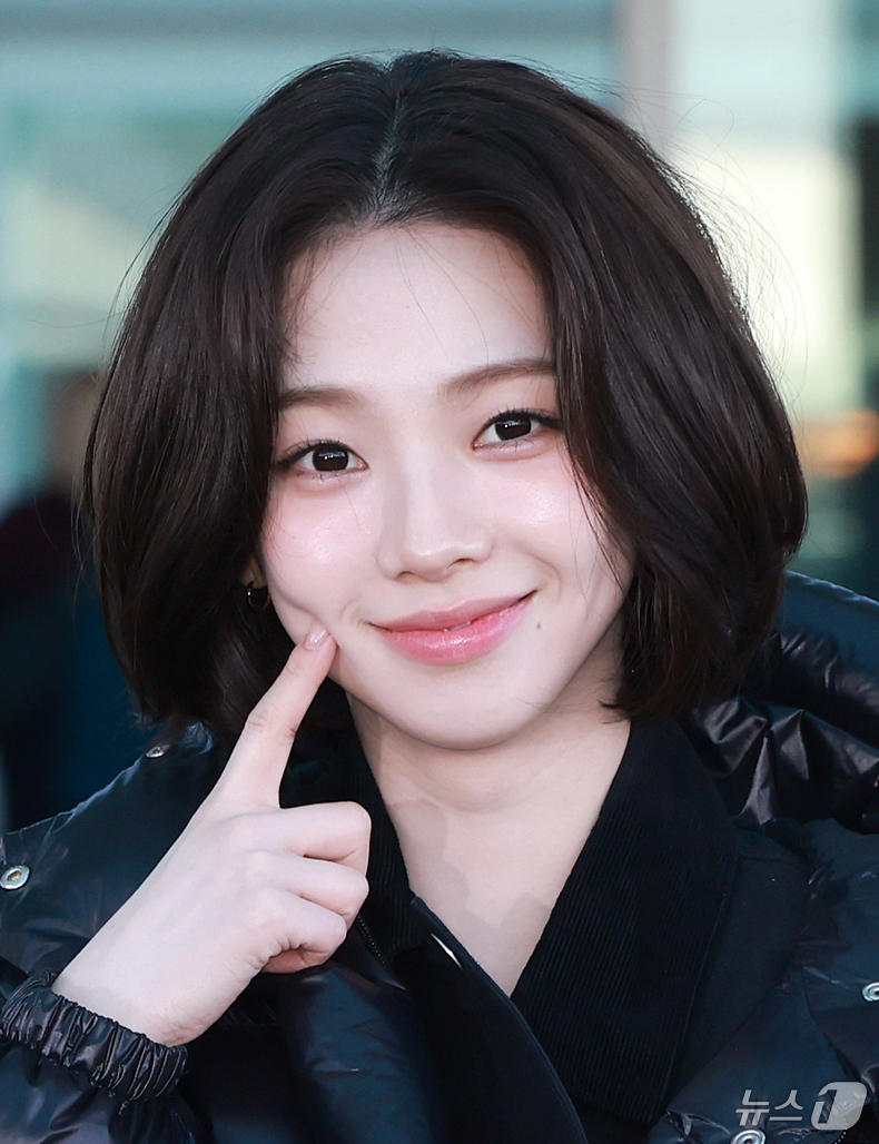 (인천공항=뉴스1) 김진환 기자 = 에스파 카리나가 26일 오전 프라다 패션쇼 참석 차 인천국제공항 제2터미널을 통해 이탈리아 밀라노로 출국에 앞서 포즈를 취하고 있다. 2025. …