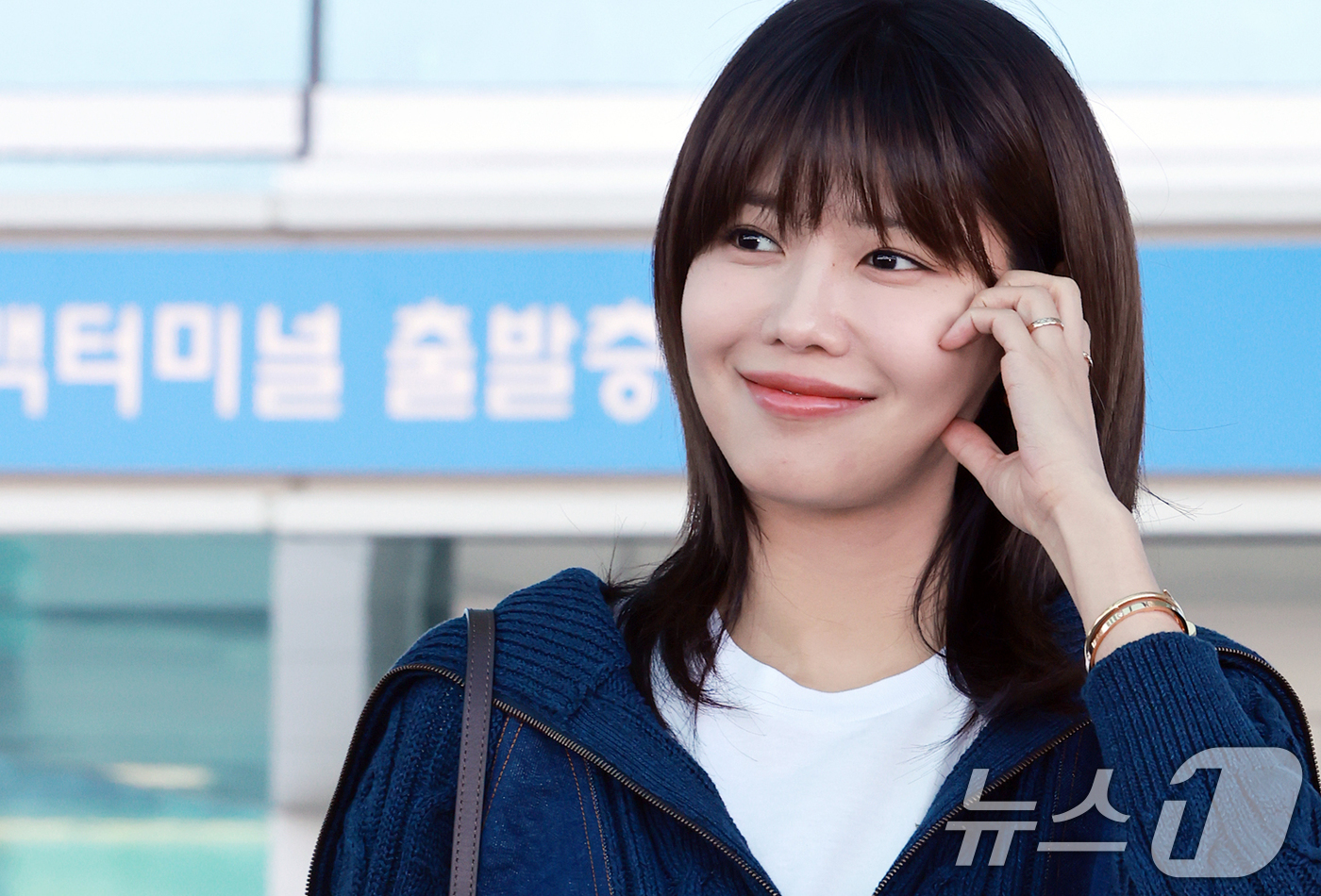 (인천공항=뉴스1) 김진환 기자 = 가수 겸 배우 최수영이 26일 오전 패션쇼 참석 차 인천국제공항 제2터미널을 통해 이탈리아 밀라노로 출국에 앞서 포즈를 취하고 있다. 2025. …