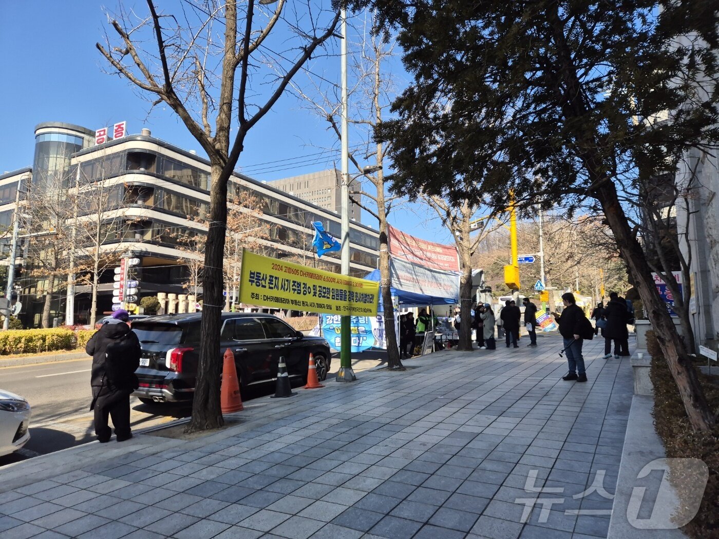 본문 이미지 - 25일 오전 서울 서초구 정곡빌딩 앞에서 '민주당 대표 무죄 촉구 집회'가 열리고 있다. 2025.2.26/뉴스1 ⓒ News1 남해인 기자