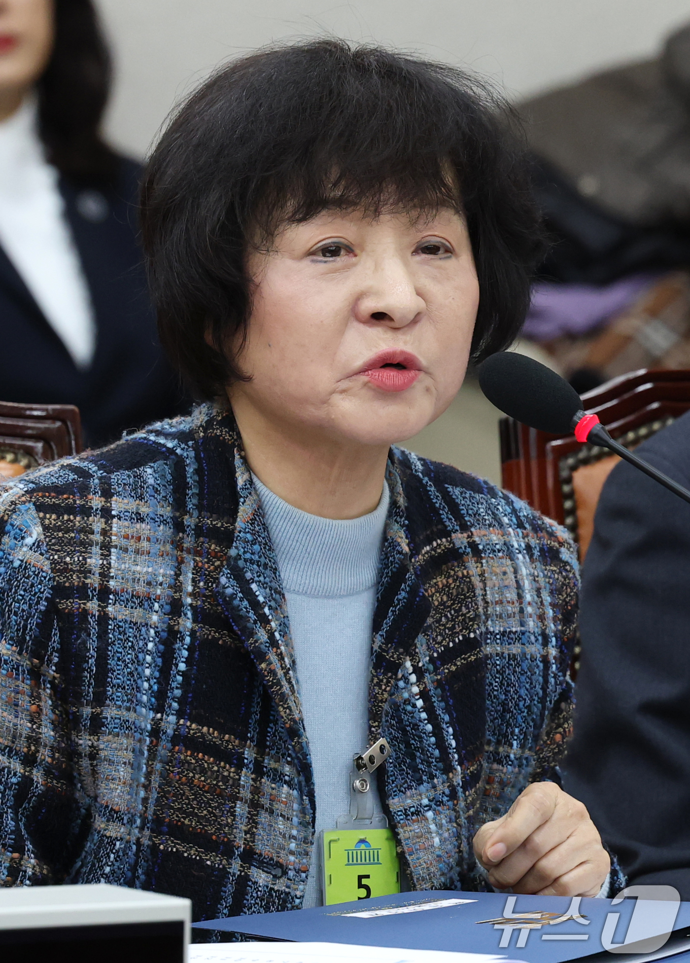 (서울=뉴스1) 이광호 기자 = 박지향 동북아역사재단 이사장이 26일 오전 서울 여의도 국회에서 열린 교육위원회 전체회의에서 의원 질의에 답하고 있다.2025.2.26/뉴스1