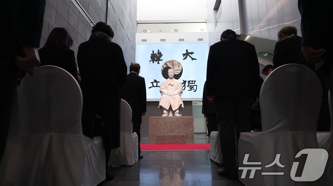 본문 이미지 - 26일 서울 중구 안중근 의사 기념관에서 열린 재개관식에서 참석자들이 묵념을 하고 있다. 광복 80주년을 맞아 지난해 10월부터 재개관을 진행한 안중근 의사 기념관은 오는 3월 1일부터 관람이 가능하다. 2025.2.26/뉴스1 ⓒ News1 김성진 기자