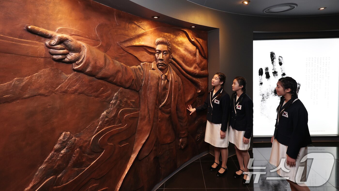 본문 이미지 - 26일 서울 중구 안중근 의사 기념관에서 열린 재개관식에서 역사 어린이 합창단이 전시관을 둘러보고 있다. 광복 80주년을 맞아 지난해 10월부터 재개관을 진행한 안중근 의사 기념관은 오는 3월 1일부터 관람이 가능하다. 2025.2.26/뉴스1 ⓒ News1 김성진 기자